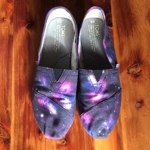 TOMS Galaxy print slip ons